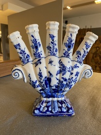 Tulipi&egrave;re en fa&iuml;ence de Delft en bleu et blanc &agrave; d&eacute;cor chinois, 18&egrave;me