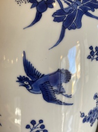 Vase de forme bouteille en porcelaine de Chine en bleu et blanc, &eacute;poque Transition