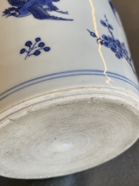 Vase de forme bouteille en porcelaine de Chine en bleu et blanc, &eacute;poque Transition