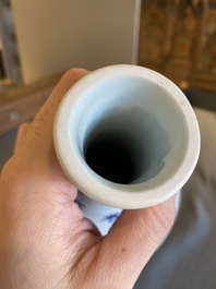 Vase de forme bouteille en porcelaine de Chine en bleu et blanc, &eacute;poque Transition