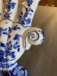 Tulipi&egrave;re en fa&iuml;ence de Delft en bleu et blanc &agrave; d&eacute;cor chinois, 18&egrave;me