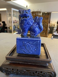 A Chinese monochrome blue Qianlong seal with a Buddhist lion, 19/20th C.