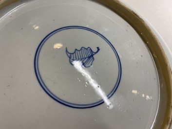 Plat en porcelaine de Chine famille verte &agrave; d&eacute;cor d'antiquit&eacute;s et d'animaux, Kangxi