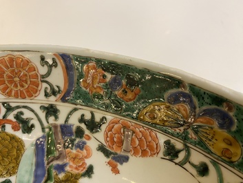 Plat en porcelaine de Chine famille verte &agrave; d&eacute;cor d'antiquit&eacute;s et d'animaux, Kangxi