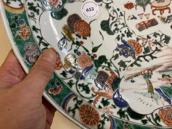 Plat en porcelaine de Chine famille verte &agrave; d&eacute;cor d'antiquit&eacute;s et d'animaux, Kangxi