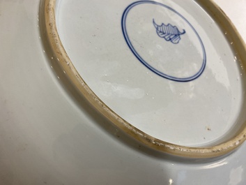 Plat en porcelaine de Chine famille verte &agrave; d&eacute;cor d'antiquit&eacute;s et d'animaux, Kangxi