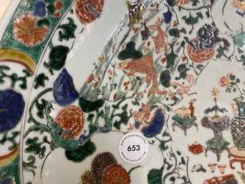 Plat en porcelaine de Chine famille verte &agrave; d&eacute;cor d'antiquit&eacute;s et d'animaux, Kangxi