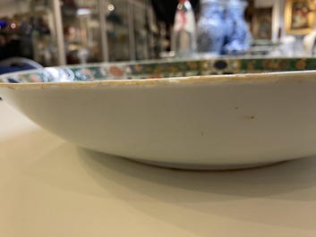 Plat en porcelaine de Chine famille verte &agrave; d&eacute;cor d'antiquit&eacute;s et d'animaux, Kangxi