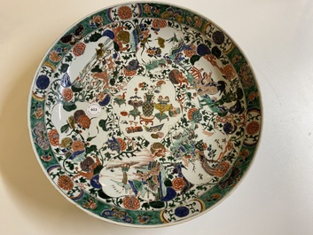 Plat en porcelaine de Chine famille verte &agrave; d&eacute;cor d'antiquit&eacute;s et d'animaux, Kangxi