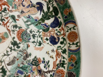 Plat en porcelaine de Chine famille verte &agrave; d&eacute;cor d'antiquit&eacute;s et d'animaux, Kangxi