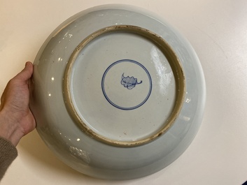 Plat en porcelaine de Chine famille verte &agrave; d&eacute;cor d'antiquit&eacute;s et d'animaux, Kangxi