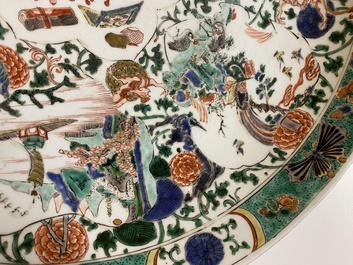 Plat en porcelaine de Chine famille verte &agrave; d&eacute;cor d'antiquit&eacute;s et d'animaux, Kangxi