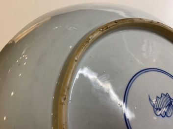 Plat en porcelaine de Chine famille verte &agrave; d&eacute;cor d'antiquit&eacute;s et d'animaux, Kangxi