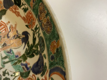 Plat en porcelaine de Chine famille verte &agrave; d&eacute;cor d'antiquit&eacute;s et d'animaux, Kangxi