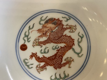 Een Chinese wucai 'draken' kom, Daoguang merk en periode