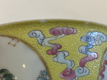 Drie Chinese famille rose kommen met gele sgraffito fondkleur, Daoguang merk en mogelijk periode