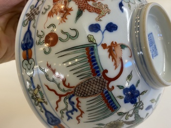 Een Chinese wucai 'draken' kom, Daoguang merk en periode