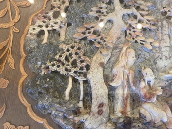 Relief en pierre &agrave; savon &agrave; d&eacute;cor de lettr&eacute;s dans un cadre en bois finement incrust&eacute;, Chine, 19&egrave;me