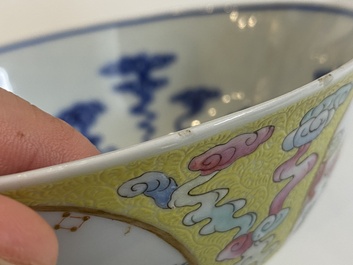 Drie Chinese famille rose kommen met gele sgraffito fondkleur, Daoguang merk en mogelijk periode