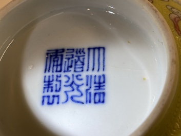 Drie Chinese famille rose kommen met gele sgraffito fondkleur, Daoguang merk en mogelijk periode