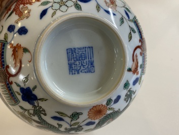 Een Chinese wucai 'draken' kom, Daoguang merk en periode
