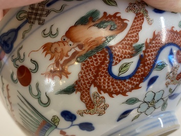 Een Chinese wucai 'draken' kom, Daoguang merk en periode