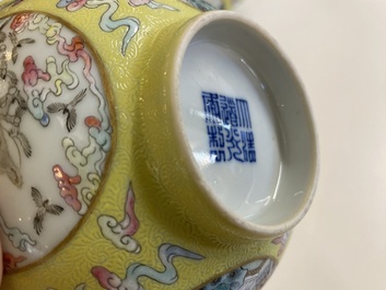 Drie Chinese famille rose kommen met gele sgraffito fondkleur, Daoguang merk en mogelijk periode