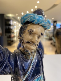Paire d'aigui&egrave;res couvertes en porcelaine de Chine de type fahua en forme de marchands sogdiens, 17&egrave;me