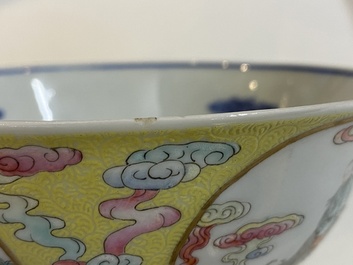 Drie Chinese famille rose kommen met gele sgraffito fondkleur, Daoguang merk en mogelijk periode