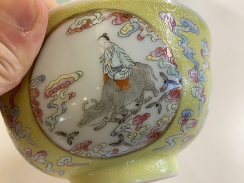 Drie Chinese famille rose kommen met gele sgraffito fondkleur, Daoguang merk en mogelijk periode