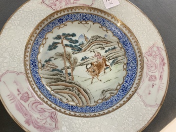 Paire d'assiettes en porcelaine de Chine famille rose &agrave; d&eacute;cor d'un gar&ccedil;on sur un buffle, Yongzheng/Qianlong