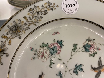 Een paar Chinese famille rose en grisaille borden met vogels bij bloesemtakken, Yongzheng/Qianlong