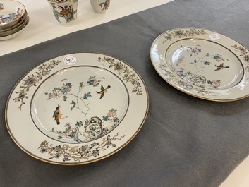 Een paar Chinese famille rose en grisaille borden met vogels bij bloesemtakken, Yongzheng/Qianlong