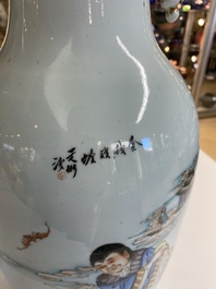 Een paar Chinese famille rose vazen met tweezijdig decor, 19/20e eeuw
