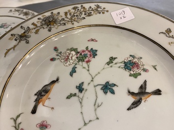 Een paar Chinese famille rose en grisaille borden met vogels bij bloesemtakken, Yongzheng/Qianlong