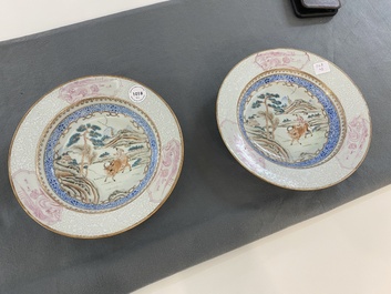 Paire d'assiettes en porcelaine de Chine famille rose &agrave; d&eacute;cor d'un gar&ccedil;on sur un buffle, Yongzheng/Qianlong