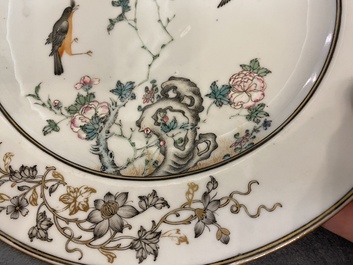 Een paar Chinese famille rose en grisaille borden met vogels bij bloesemtakken, Yongzheng/Qianlong