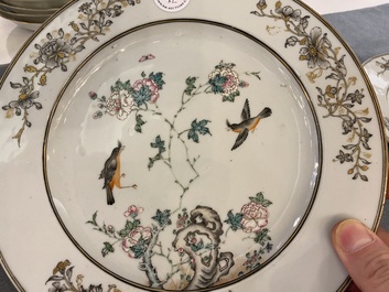 Een paar Chinese famille rose en grisaille borden met vogels bij bloesemtakken, Yongzheng/Qianlong