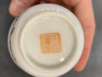 Sept tasses et huit soucoupes en porcelaine de Chine famille rose, marque et &eacute;poque de Tongzhi