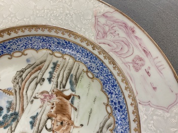 Paire d'assiettes en porcelaine de Chine famille rose &agrave; d&eacute;cor d'un gar&ccedil;on sur un buffle, Yongzheng/Qianlong