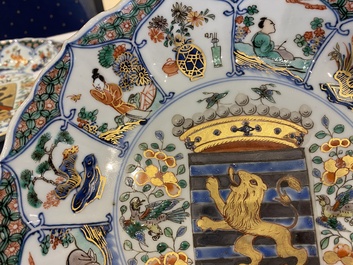 Plat armori&eacute; dit 'des provinces' en porcelaine de Chine famille verte aux armes de Luxembourg, Kangxi/Yongzheng