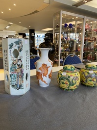 Une paire de pots couverts aux dragons, un vase aux poissons rouges et un porte-chapeau en qianjiang cai, Chine, 19/20&egrave;me