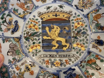 Plat armori&eacute; dit 'des provinces' en porcelaine de Chine famille verte aux armes de Luxembourg, Kangxi/Yongzheng