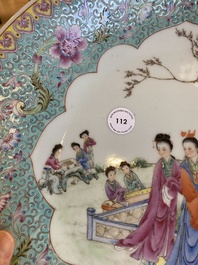 Plat en porcelaine de Chine famille rose &agrave; d&eacute;cor de figures dans un jardin, marque de Qianlong, R&eacute;publique