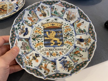 Plat armori&eacute; dit 'des provinces' en porcelaine de Chine famille verte aux armes de Luxembourg, Kangxi/Yongzheng