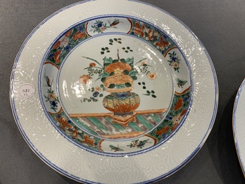A pair of Chinese famille verte dishes with underglaze border design, Kangxi