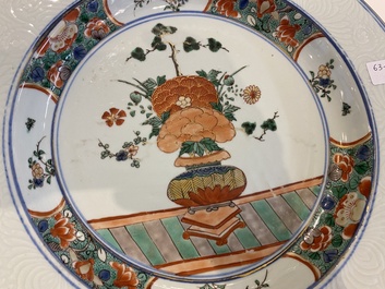 A pair of Chinese famille verte dishes with underglaze border design, Kangxi