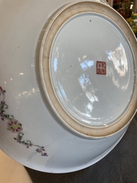 Plat en porcelaine de Chine famille rose &agrave; d&eacute;cor de figures dans un jardin, marque de Qianlong, R&eacute;publique