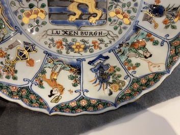 Plat armori&eacute; dit 'des provinces' en porcelaine de Chine famille verte aux armes de Luxembourg, Kangxi/Yongzheng