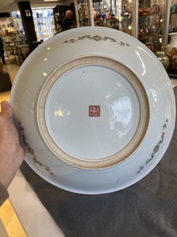 Plat en porcelaine de Chine famille rose &agrave; d&eacute;cor de figures dans un jardin, marque de Qianlong, R&eacute;publique